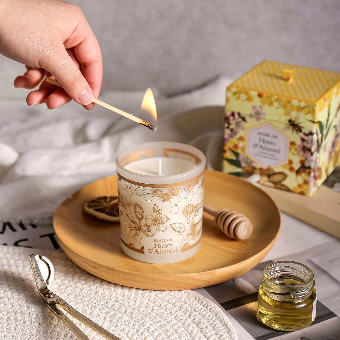 ROMIIE ZOI Aromatherapy Candle โ Honey & Almond (6oz) | Soy Wax
