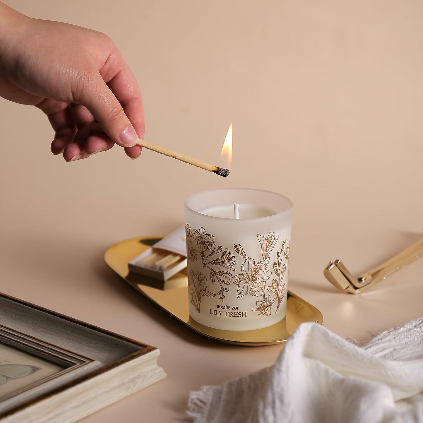 ROMIIE ZOI Lily Fresh Scented Candle - 6oz Soy Wax, Gifts for Women