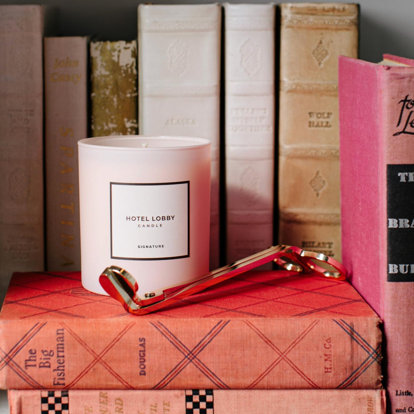 Hotel Lobby Signature Candle – Luxury Hand-Poured 9.75oz Soy Wax with Amber, Cedar & Musk