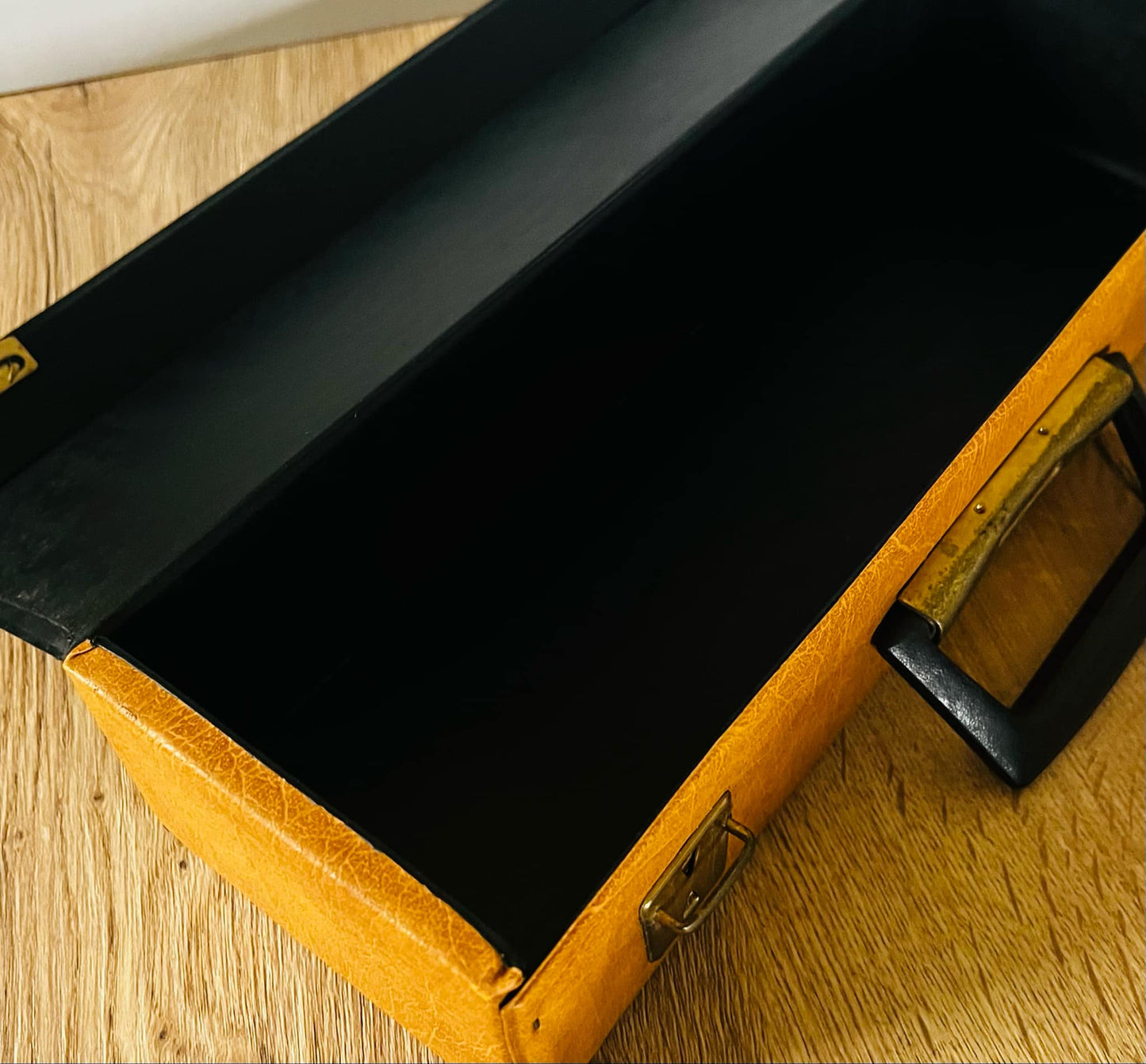Retro Tan Audio Cassette Storage Case (Damaged Inlay)